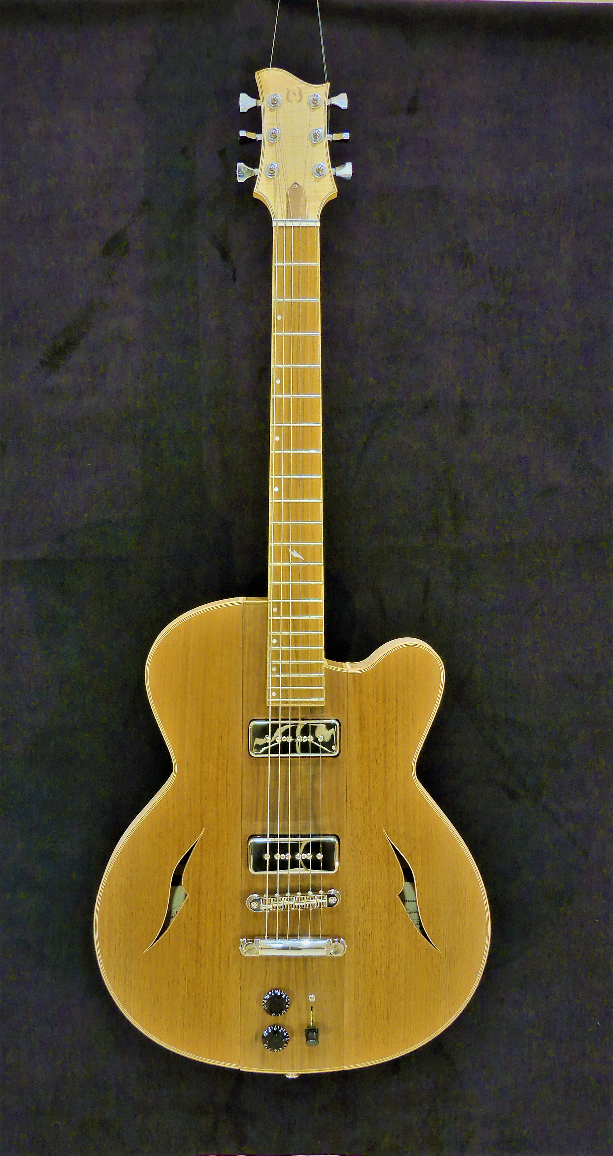 Guitare Osiris, Guitare Voyageuse et Modulaire - Tout Noyer © 2020 / Hervé BERARDET Maître Artisan Luthier -