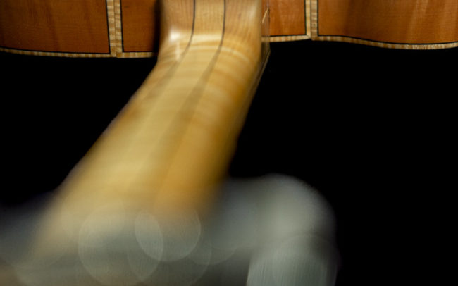 Guitare Osiris, Guitare Voyageuse et Modulaire - réalisée par Hervé BERARDET Maître Artisan Luthier, atelier Guitare et Création - @ Crédits Photos : Philippe Marzat - Centre Poirier et micro Charlie Christian 10