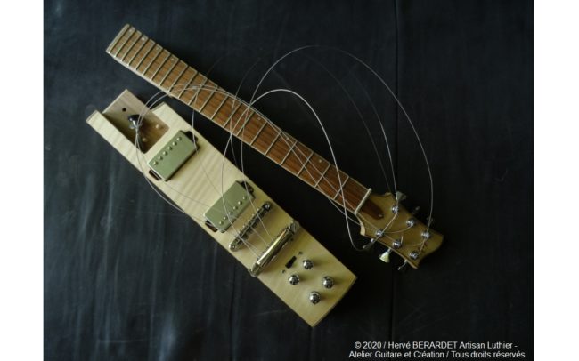 Osiris, Guitare Voyageuse et Modulaire - réalisée par Hervé BERARDET Artisan Luthier, atelier Guitare et Création - manche plié