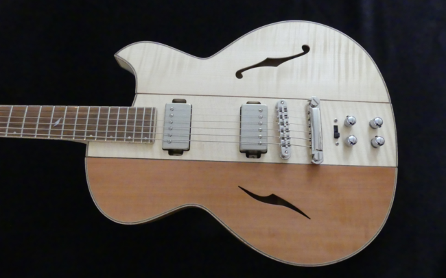 Osiris, Guitare Voyageuse et Modulaire - réalisée par Hervé BERARDET Artisan Luthier, atelier Guitare et Création - pan érable fermé et poirier