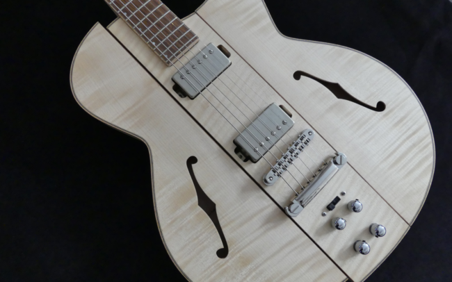 Osiris, Guitare Voyageuse et Modulaire - réalisée par Hervé BERARDET Artisan Luthier, atelier Guitare et Création - corps en diagonale décroché