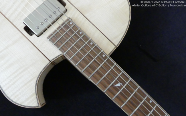 Osiris, Guitare Voyageuse et Modulaire - réalisée par Hervé BERARDET Artisan Luthier, atelier Guitare et Création - gros plan tout érable en diagonale