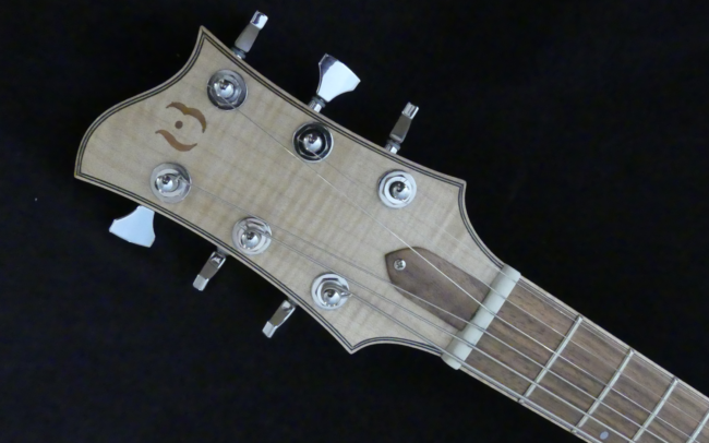 Osiris, Guitare Voyageuse et Modulaire - réalisée par Hervé BERARDET Artisan Luthier, atelier Guitare et Création - gros plan tête diagonale