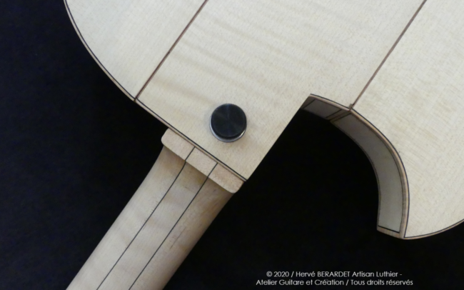 Osiris, Guitare Voyageuse et Modulaire - réalisée par Hervé BERARDET Artisan Luthier, atelier Guitare et Création - gros plan tout érable en diagonale dos