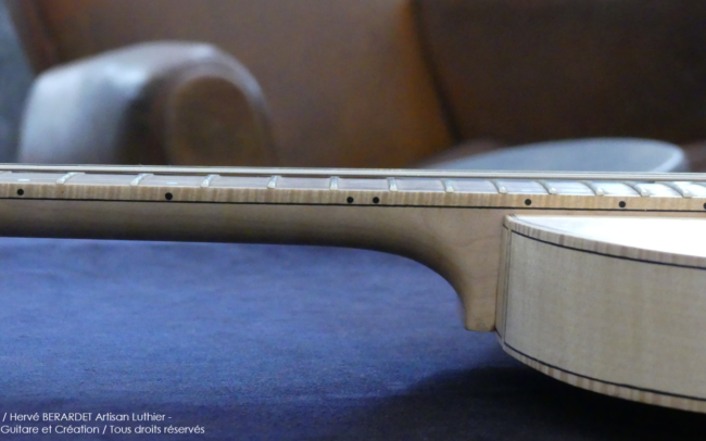 Osiris, Guitare Voyageuse et Modulaire - réalisée par Hervé BERARDET Artisan Luthier, atelier Guitare et Création - gros plan profil manche