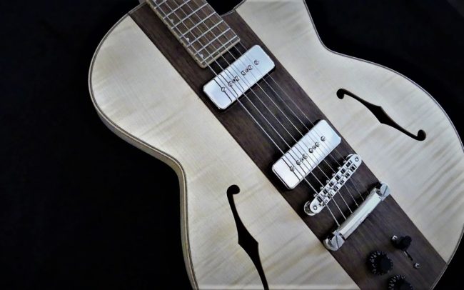 Guitare Osiris, Guitare Voyageuse et Modulaire - réalisée par Hervé BERARDET Maître Artisan Luthier, atelier Guitare et Création - Tous droits réservés - Centre Noyer et micro P90 - Gros plan