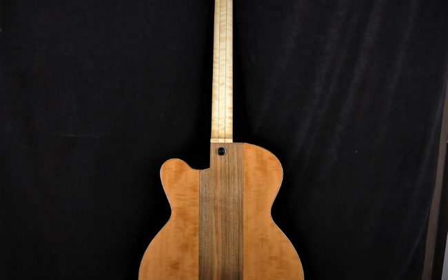 Guitare Osiris, Guitare Voyageuse et Modulaire - réalisée par Hervé BERARDET Maître Artisan Luthier, atelier Guitare et Création - Tous droits réservés - Centre noyer + poirier - 2