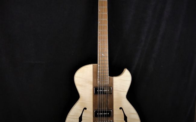 Guitare Osiris, Guitare Voyageuse et Modulaire - réalisée par Hervé BERARDET Maître Artisan Luthier, atelier Guitare et Création - Tous droits réservés - Centre noyer + érable - 1