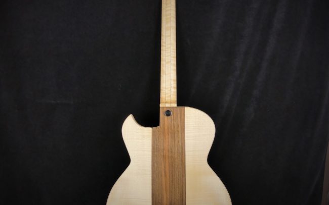 Guitare Osiris, Guitare Voyageuse et Modulaire - réalisée par Hervé BERARDET Maître Artisan Luthier, atelier Guitare et Création - Tous droits réservés - Centre noyer + érable - 2