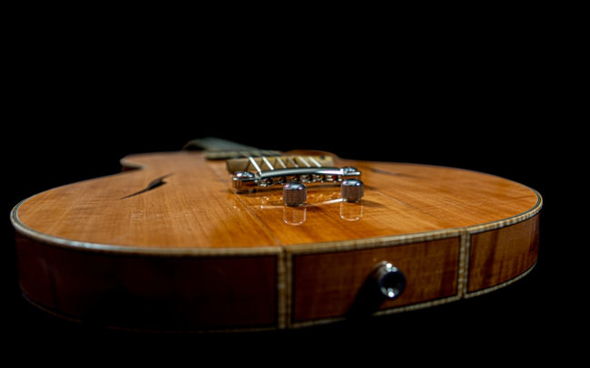 Guitare Osiris, Guitare Voyageuse et Modulaire - réalisée par Hervé BERARDET Maître Artisan Luthier, atelier Guitare et Création - @ Crédits Photos : Philippe Marzat - Centre Poirier et micro Charlie Christian 4