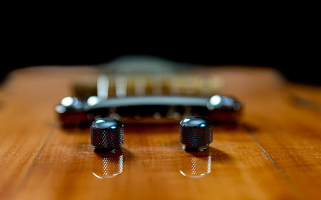 Guitare Osiris, Guitare Voyageuse et Modulaire - réalisée par Hervé BERARDET Maître Artisan Luthier, atelier Guitare et Création - @ Crédits Photos : Philippe Marzat - Centre Poirier et micro Charlie Christian 5