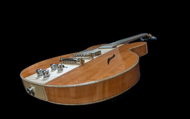 Guitare Osiris, Guitare Voyageuse et Modulaire - réalisée par Hervé BERARDET Maître Artisan Luthier, atelier Guitare et Création - @ Crédits Photos : Philippe Marzat - Centre Poirier et micro Charlie Christian 11