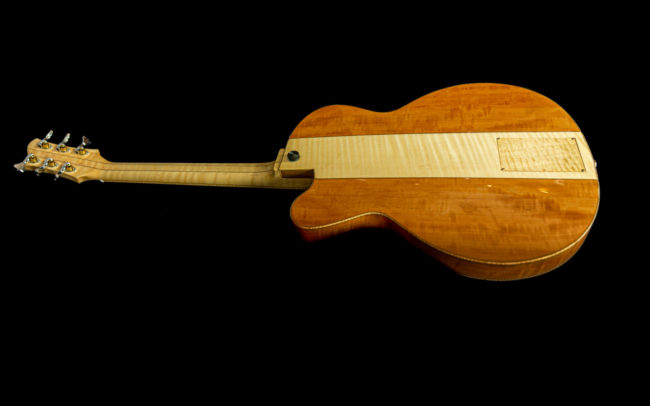 Guitare Osiris, Guitare Voyageuse et Modulaire - réalisée par Hervé BERARDET Maître Artisan Luthier, atelier Guitare et Création - @ Crédits Photos : Philippe Marzat - Centre Poirier et micro Charlie Christian 12