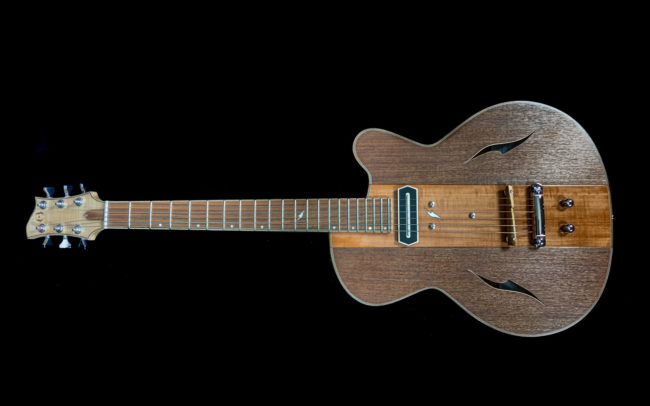 Guitare Osiris, Guitare Voyageuse et Modulaire - réalisée par Hervé BERARDET Maître Artisan Luthier, atelier Guitare et Création - @ Crédits Photos : Philippe Marzat - Centre Poirier et micro Charlie Christian 13