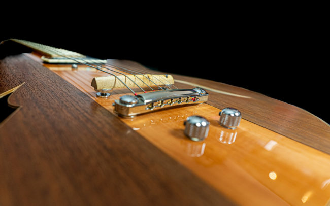 Guitare Osiris, Guitare Voyageuse et Modulaire - réalisée par Hervé BERARDET Maître Artisan Luthier, atelier Guitare et Création - @ Crédits Photos : Philippe Marzat - Centre Poirier et micro Charlie Christian 14