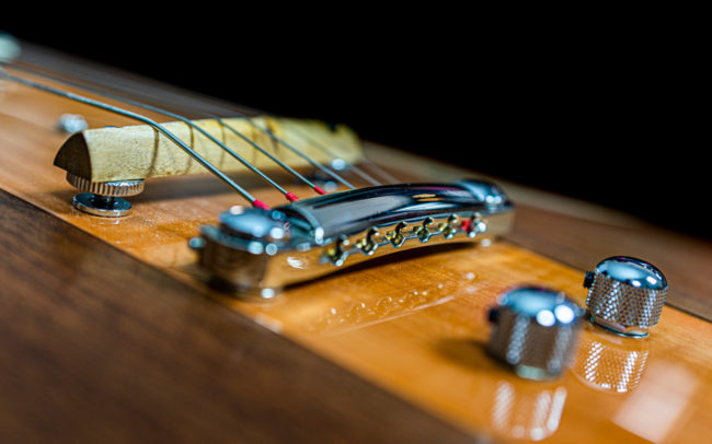 Guitare Osiris, Guitare Voyageuse et Modulaire - réalisée par Hervé BERARDET Maître Artisan Luthier, atelier Guitare et Création - @ Crédits Photos : Philippe Marzat - Centre Poirier et micro Charlie Christian 15