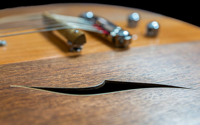 Guitare Osiris, Guitare Voyageuse et Modulaire - réalisée par Hervé BERARDET Maître Artisan Luthier, atelier Guitare et Création - @ Crédits Photos : Philippe Marzat - Centre Poirier et micro Charlie Christian 16