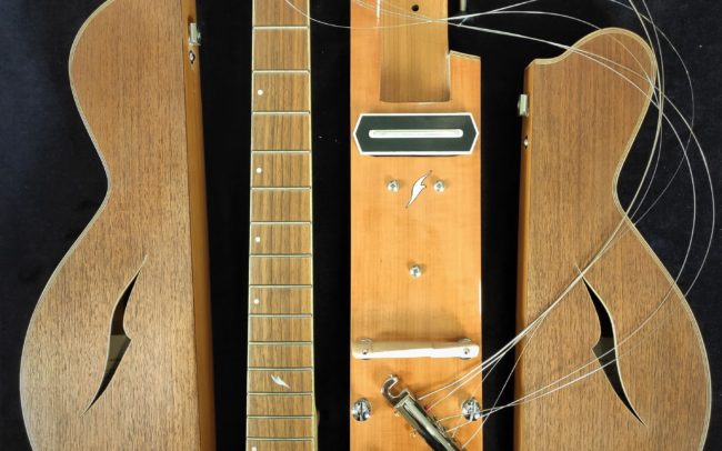 Guitare Osiris, Guitare Voyageuse et Modulaire - réalisée par Hervé BERARDET Maître Artisan Luthier, atelier Guitare et Création - Osiris en bagage © 2020 / Hervé BERARDET Maître Artisan Luthier - Poirier et Noyer