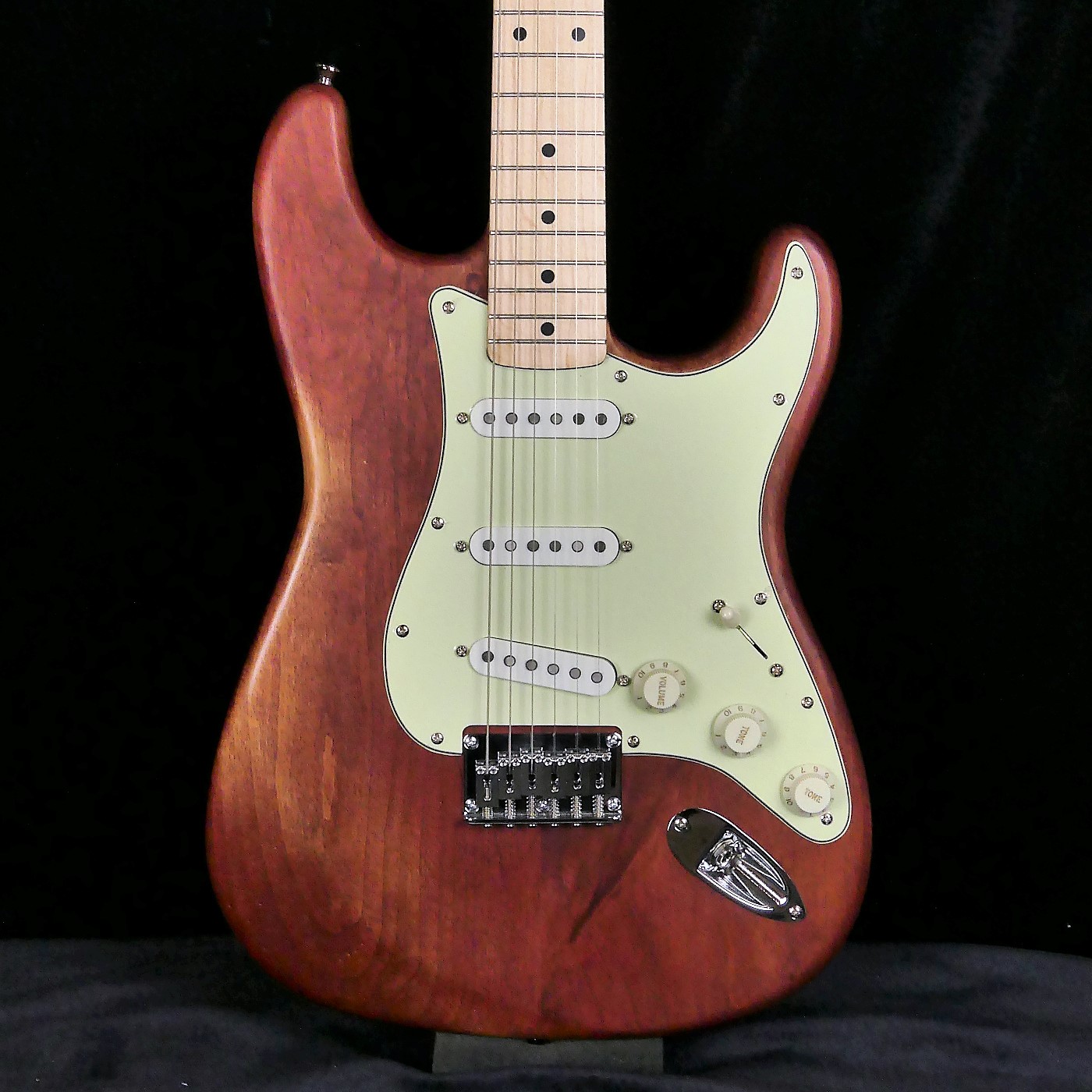 Custom Strato by Hervé BERARDET Maître Artisan Luthier, atelier Guitare et Création - Finition
