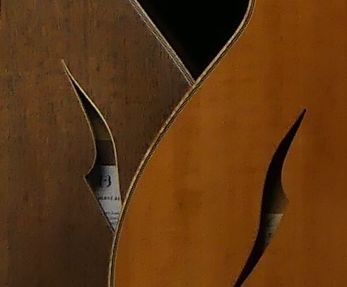 Guitare Osiris, Guitare Voyageuse et Modulaire - réalisée par Hervé BERARDET Maître Artisan Luthier, atelier Guitare et Création - Duo Osiris Détails Ouïe Poirier et Ouïe Noyer