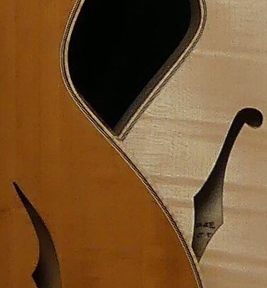 Guitare Osiris, Guitare Voyageuse et Modulaire - réalisée par Hervé BERARDET Maître Artisan Luthier, atelier Guitare et Création - Duo Osiris Détails Ouïe Poirier et Ouïe Erable