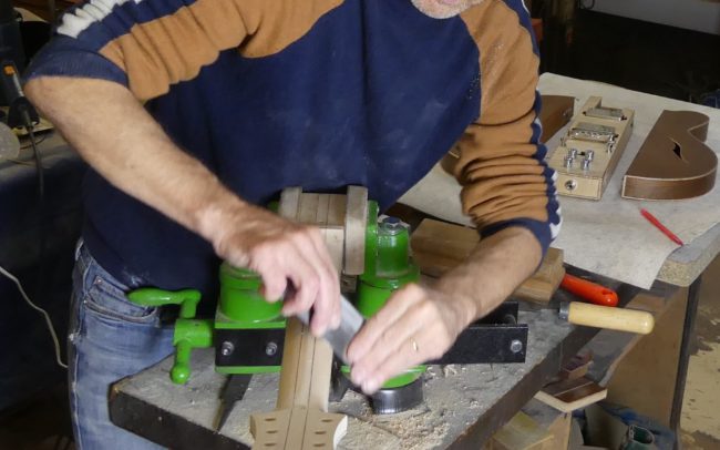 Guitare Osiris, Guitare Voyageuse et Modulaire - réalisée par Hervé BERARDET Maître Artisan Luthier, atelier Guitare et Création - Tous droits réservés - Manche Droitier-Gaucher en cours 3