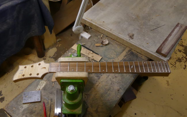 Guitare Osiris, Guitare Voyageuse et Modulaire - réalisée par Hervé BERARDET Maître Artisan Luthier, atelier Guitare et Création - Tous droits réservés - Manche Droitier-Gaucher en cours 7