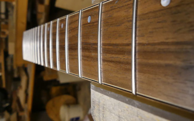 Guitare Osiris, Guitare Voyageuse et Modulaire - réalisée par Hervé BERARDET Maître Artisan Luthier, atelier Guitare et Création - Tous droits réservés - Manche Droitier-Gaucher en cours 8