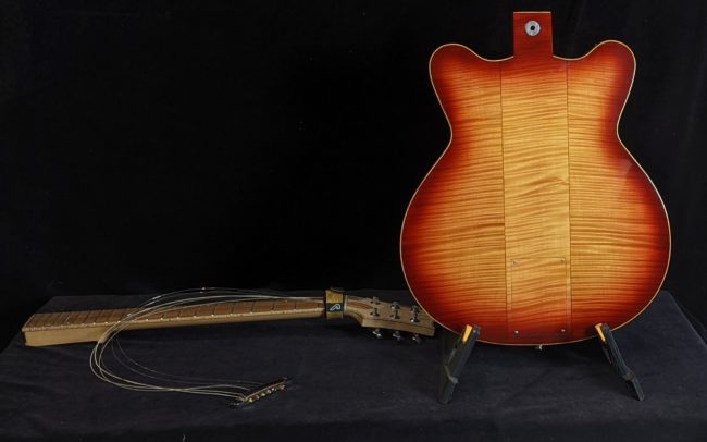 Guitare Osiris DC, Guitare Voyageuse et Modulaire - réalisée par Hervé BERARDET Maître Artisan Luthier, atelier Guitare et Création - Tous droits réservés @2021 - Dos en 2 parties