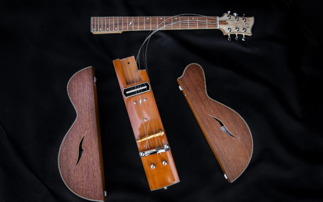 Guitare Osiris, Guitare Voyageuse et Modulaire - réalisée par Hervé BERARDET Maître Artisan Luthier, atelier Guitare et Création - Tous droits réservés @laetitiam.photography - Poirier et micro Charlie Christian