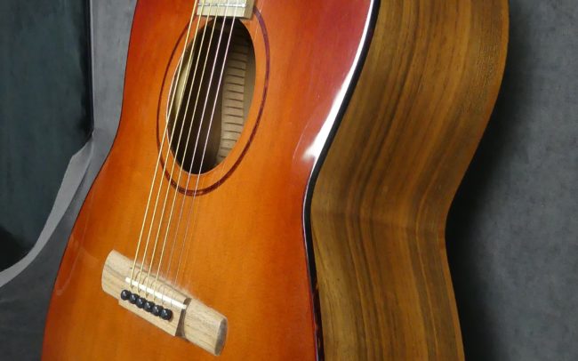 SANZEN - Guitare Acoustique Cordes Acier - Création originale d'Hervé BERARDET, Maître Artisan Luthier, atelier Guitare et Création - vue profil