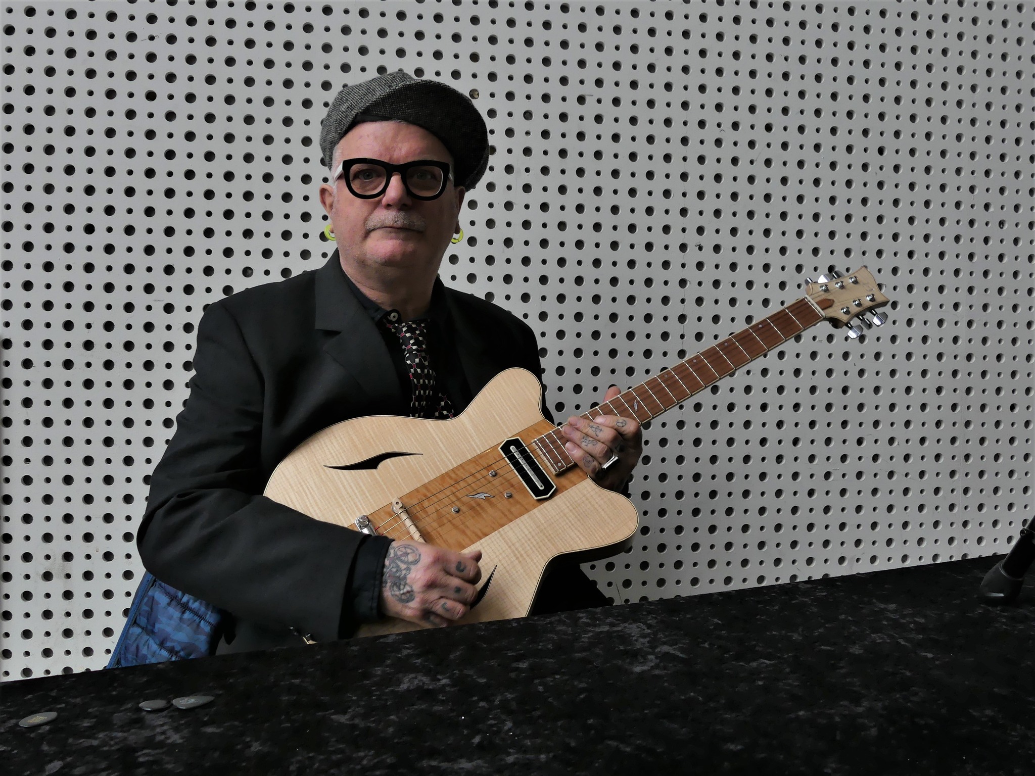 Stef-SANSEVERINO-avec-guitare-OSIRIS-Action-Jazz